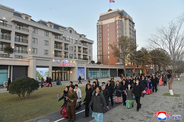 새집들이 기쁨으로 흥성이는 조선의 현실