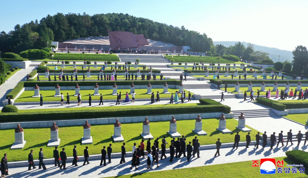 항일혁명선렬들의 숭고한 넋을 이어