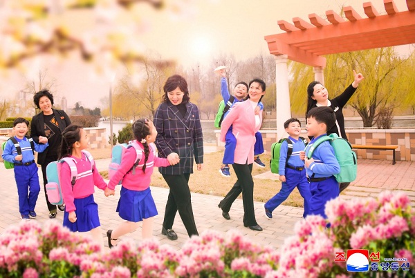 맵시있는 새 교복을 입고 거리로 오가는 학생들의 밝은 모습