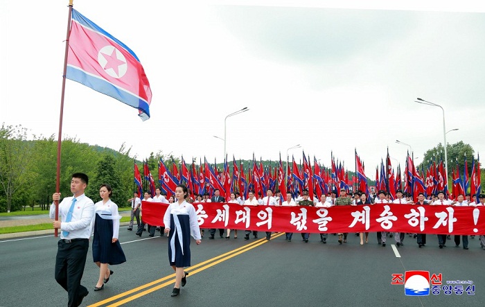 청년전위들의 계승의 행진