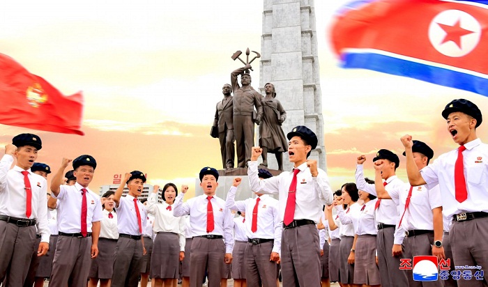 청춘의 기상과 열정으로 약동하는 주체조선