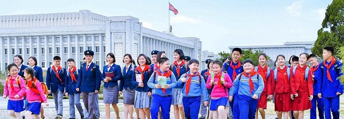 국가에서 안겨준 새 교복을 입고 행복에 넘쳐있는 조선의 학생들