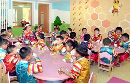 Children drinking milk