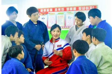 The DPRK athletes, who warmly convey their fatherly love The DPRK athletes, who warmly convey their fatherly love