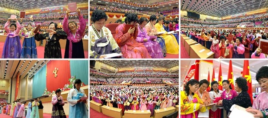 向第五次全国母亲大会与会者转达礼物的仪式