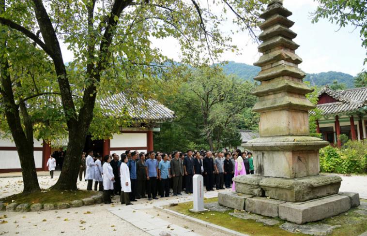 The flood victims enjoying the beauty of the country in scenic spots