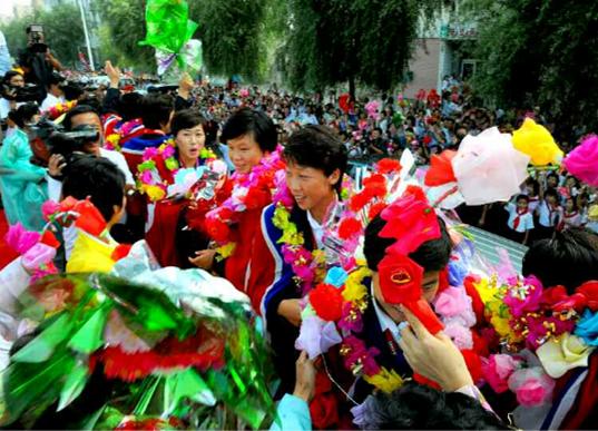 身披朝鲜国旗，受到全国人民祝福的祖国的好女儿们
