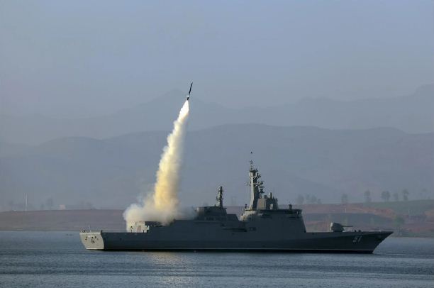 Фото 1. Современный многоцелевой эсминец имени «Чве Хен», оснащенный мощнейшей ударной вооруженной системой нашего образца