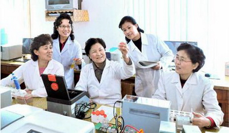 나라를 위해 헌신하고있는 조선녀성들