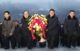 Возложение корзин и букетов цветов к бронзовым статуям великого Ким Ир Сена и великого Ким Чен Ира