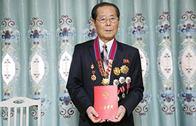 Уважаемый товарищ Ким Чен Ын прислал научному сотруднику корейского филологического факультета, академику, профессору и доктору наук товарищу Ын Чжон Собу любвеобильный стол по случаю его дня рождения