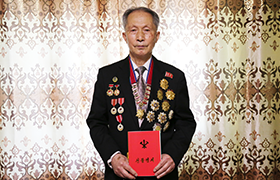 Уважаемый товарищ Ким Чен Ын послал милосердный стол исследователю механического факультета Университета имени Ким Ир Сена, члену-корреспонденту, профессору, доктору Сон Сен Гвану ко дню рождения