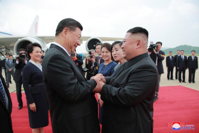 우리 나라를 국가방문하는 중국공산당 중앙위원회 총서기, 중화인민공화국 주석 평양에 도착 경애하는 최고령도자 김정은동지께서 습근평동지를 평양국제비행장에서 영접하시였다