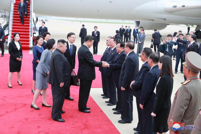 우리 나라를 국가방문하는 중국공산당 중앙위원회 총서기, 중화인민공화국 주석 평양에 도착 경애하는 최고령도자 김정은동지께서 습근평동지를 평양국제비행장에서 영접하시였다