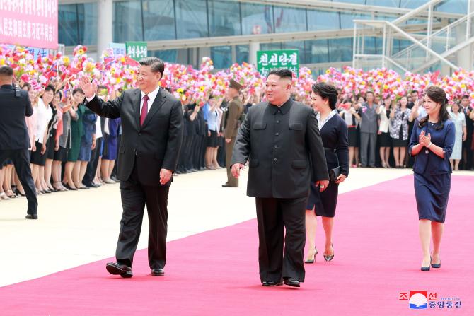 우리 나라를 국가방문하는 중국공산당 중앙위원회 총서기, 중화인민공화국 주석 평양에 도착 경애하는 최고령도자 김정은동지께서 습근평동지를 평양국제비행장에서 영접하시였다