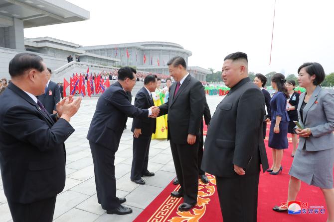 우리 나라를 국가방문하는 중국공산당 중앙위원회 총서기, 중화인민공화국 주석 평양에 도착 경애하는 최고령도자 김정은동지께서 습근평동지를 평양국제비행장에서 영접하시였다