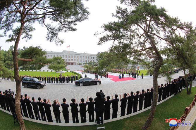 경애하는 최고령도자 김정은동지께서와 습근평동지께서 조선로동당 중앙위원회 본부청사에서 당중앙위원회 정치국 성원들과 함께 기념촬영을 하시였다