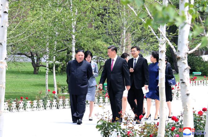 Supreme Leader Kim Jong Un Hosts Luncheon for President Xi Jinping and His Wife Peng Liyuan