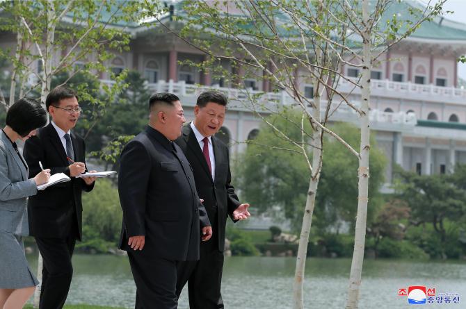 Supreme Leader Kim Jong Un Hosts Luncheon for President Xi Jinping and His Wife Peng Liyuan