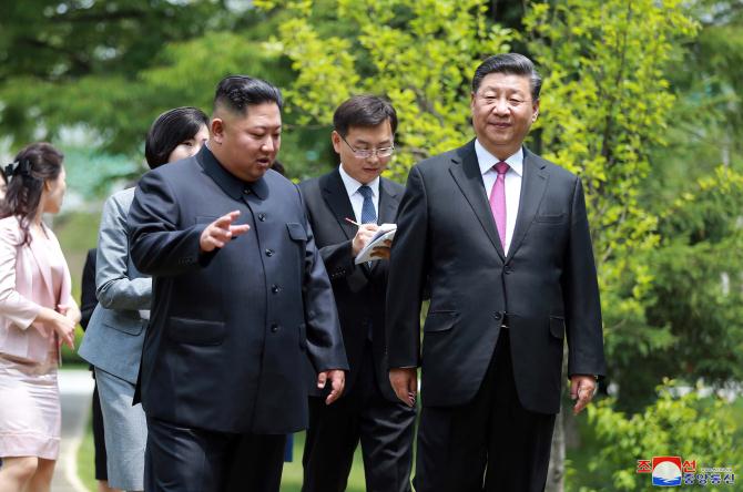 Supreme Leader Kim Jong Un Hosts Luncheon for President Xi Jinping and His Wife Peng Liyuan