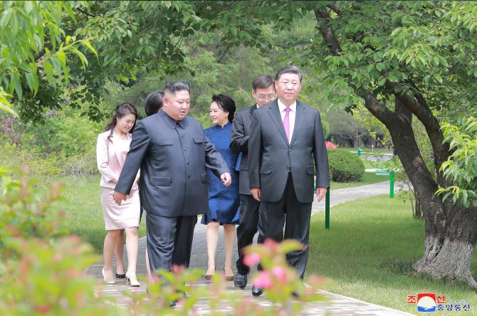 Supreme Leader Kim Jong Un Hosts Luncheon for President Xi Jinping and His Wife Peng Liyuan