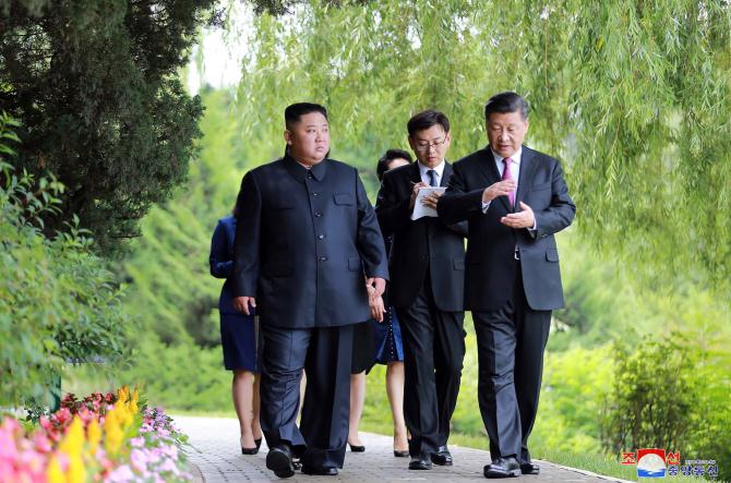 Supreme Leader Kim Jong Un Hosts Luncheon for President Xi Jinping and His Wife Peng Liyuan