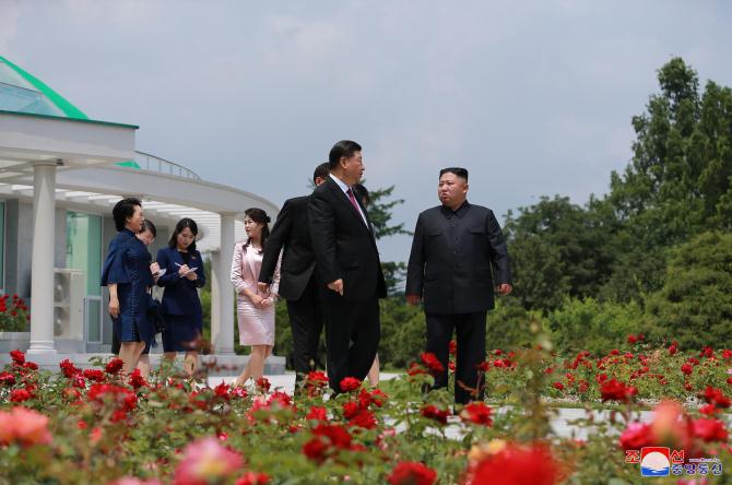 Supreme Leader Kim Jong Un Hosts Luncheon for President Xi Jinping and His Wife Peng Liyuan