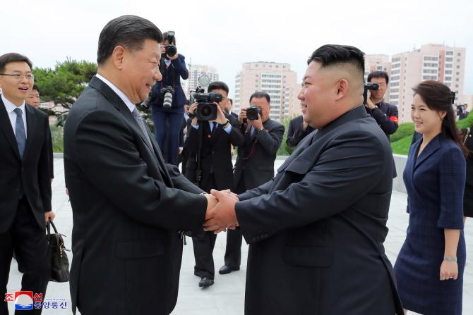 Xi Jinping Places Floral Basket at Friendship Tower