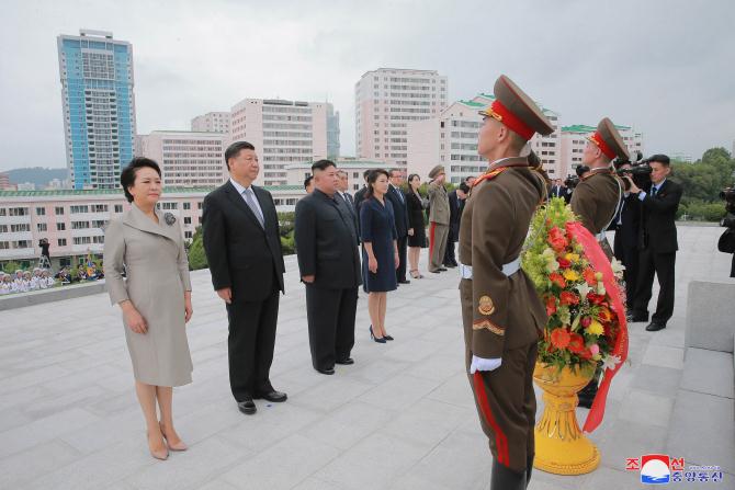 Xi Jinping Places Floral Basket at Friendship Tower