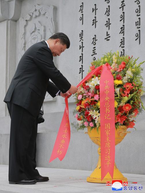 Xi Jinping Places Floral Basket at Friendship Tower