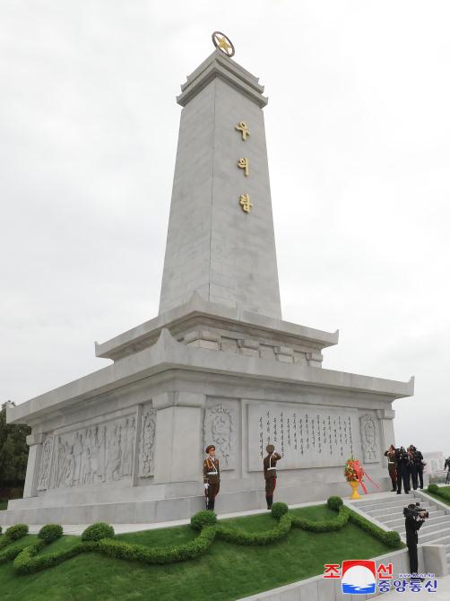 Xi Jinping Places Floral Basket at Friendship Tower