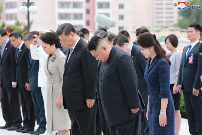 Xi Jinping Places Floral Basket at Friendship Tower