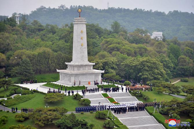 Xi Jinping Places Floral Basket at Friendship Tower