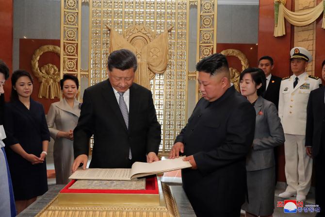 Xi Jinping Places Floral Basket at Friendship Tower