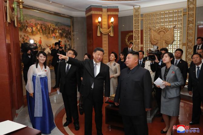 Xi Jinping Places Floral Basket at Friendship Tower