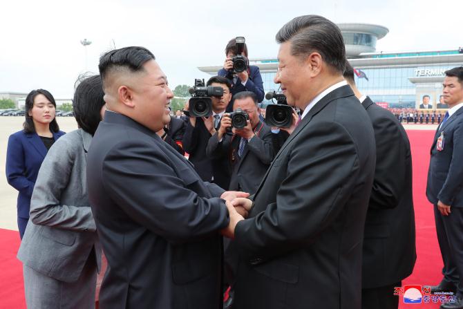 우리 나라를 국가방문한 중국공산당 중앙위원회 총서기, 중화인민공화국 주석 평양을 출발 경애하는 최고령도자 김정은동지께서 습근평동지를 따뜻이 환송하시였다