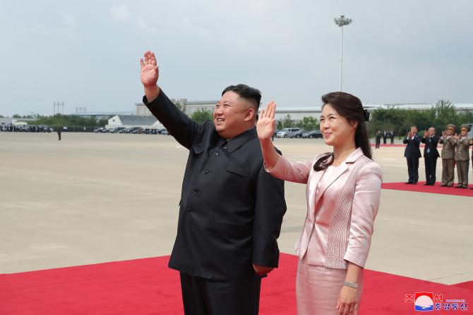 우리 나라를 국가방문한 중국공산당 중앙위원회 총서기, 중화인민공화국 주석 평양을 출발 경애하는 최고령도자 김정은동지께서 습근평동지를 따뜻이 환송하시였다