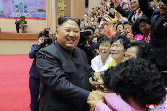 경애하는 최고령도자 김정은동지께서 제14차 전국교원대회 참가자들과 함께 기념사진을 찍으시였다