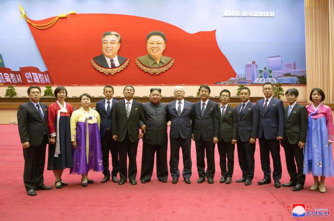 경애하는 최고령도자 김정은동지께서 제14차 전국교원대회 참가자들과 함께 기념사진을 찍으시였다