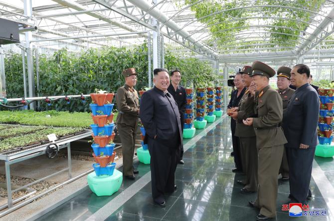 경애하는 최고령도자 김정은동지께서 조선인민군 제810군부대산하 1116호농장을 현지지도하시였다