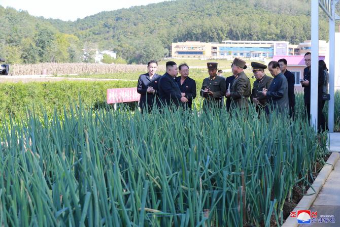 경애하는 최고령도자 김정은동지께서 조선인민군 제810군부대산하 1116호농장을 현지지도하시였다