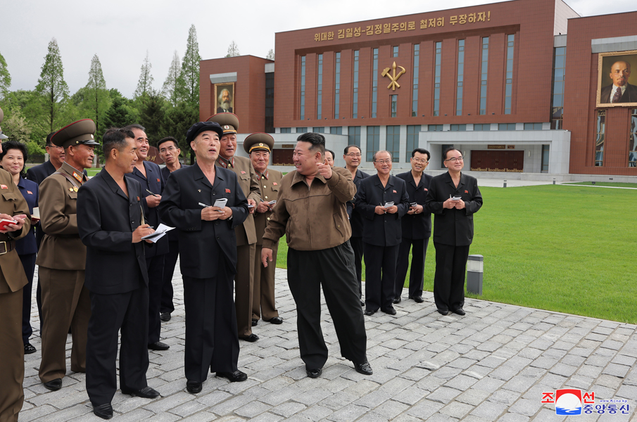 敬爱的金正恩同志视察完工的朝鲜劳动党中央干部学校
