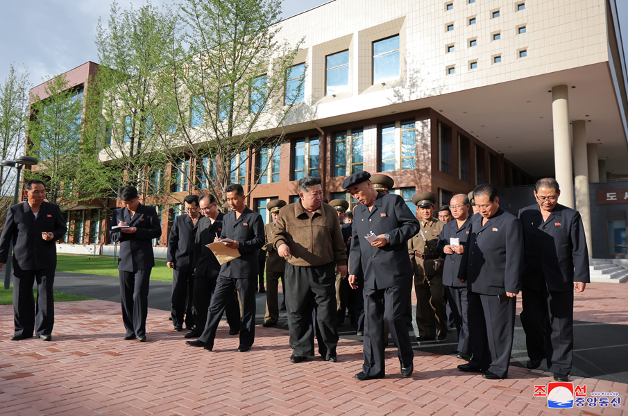 敬爱的金正恩同志视察完工的朝鲜劳动党中央干部学校