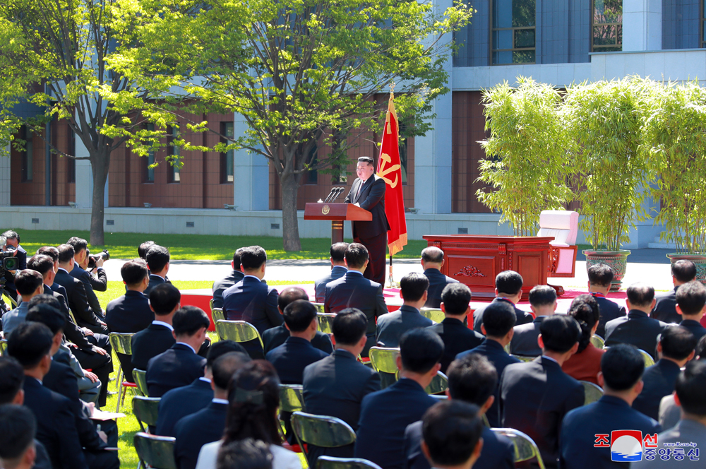 조선로동당 중앙간부학교 개교식 성대히 진행 경애하는 김정은동지께서 뜻깊은 기념사를 하시고 첫 강의를 참관하시였다