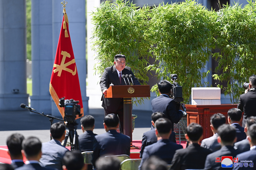 조선로동당 중앙간부학교 개교식 성대히 진행 경애하는 김정은동지께서 뜻깊은 기념사를 하시고 첫 강의를 참관하시였다