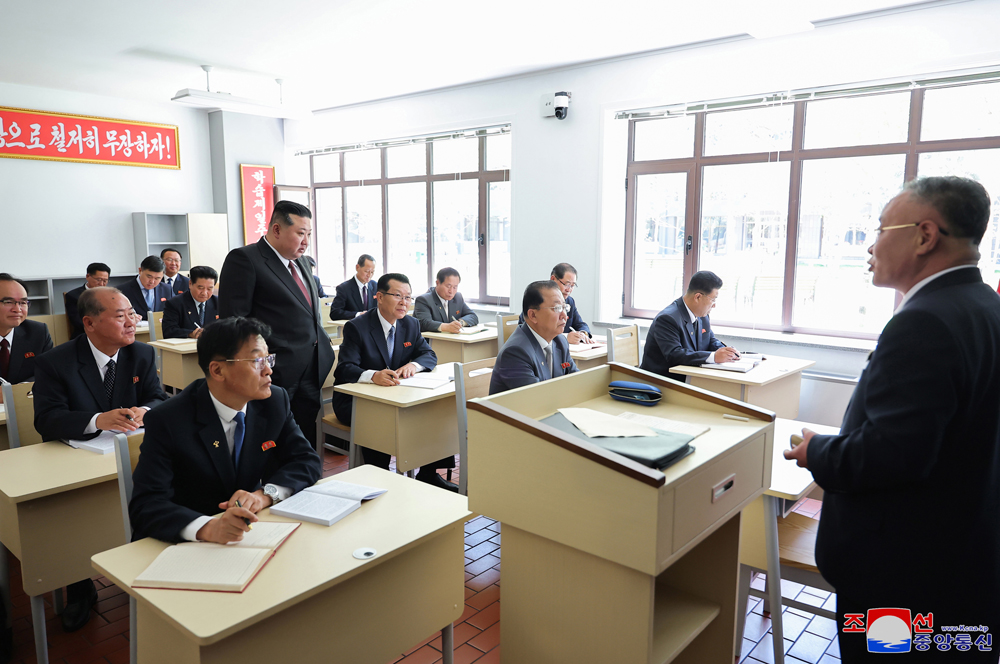 조선로동당 중앙간부학교 개교식 성대히 진행 경애하는 김정은동지께서 뜻깊은 기념사를 하시고 첫 강의를 참관하시였다