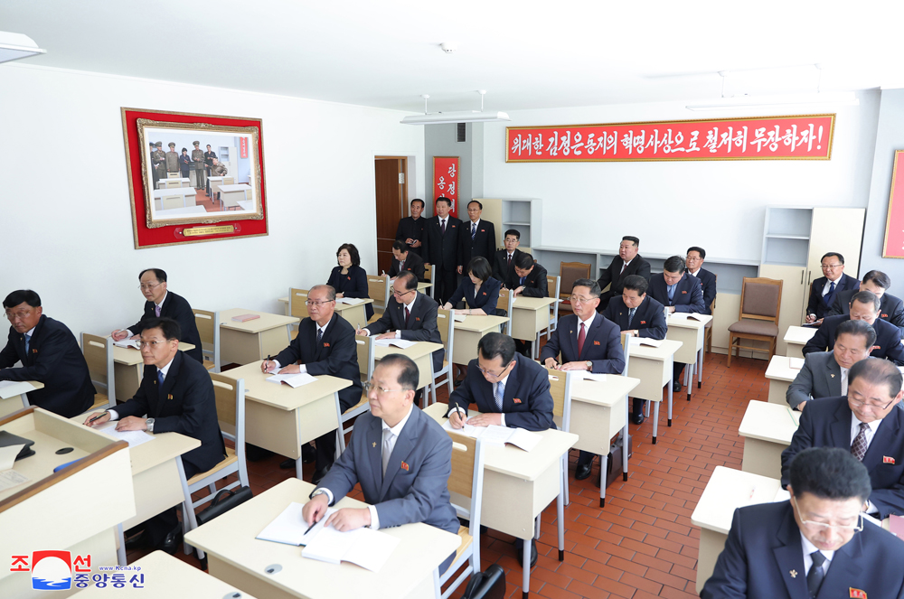 조선로동당 중앙간부학교 개교식 성대히 진행 경애하는 김정은동지께서 뜻깊은 기념사를 하시고 첫 강의를 참관하시였다