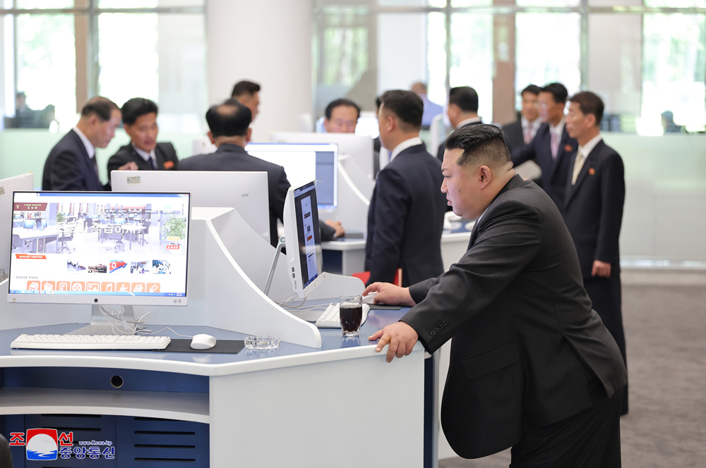 조선로동당 중앙간부학교 개교식 성대히 진행 경애하는 김정은동지께서 뜻깊은 기념사를 하시고 첫 강의를 참관하시였다