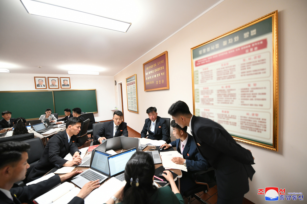 조선로동당 중앙간부학교 개교식 성대히 진행 경애하는 김정은동지께서 뜻깊은 기념사를 하시고 첫 강의를 참관하시였다