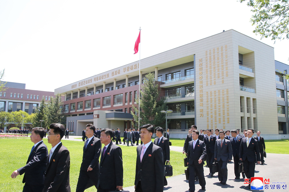 조선로동당 중앙간부학교 개교식 성대히 진행 경애하는 김정은동지께서 뜻깊은 기념사를 하시고 첫 강의를 참관하시였다